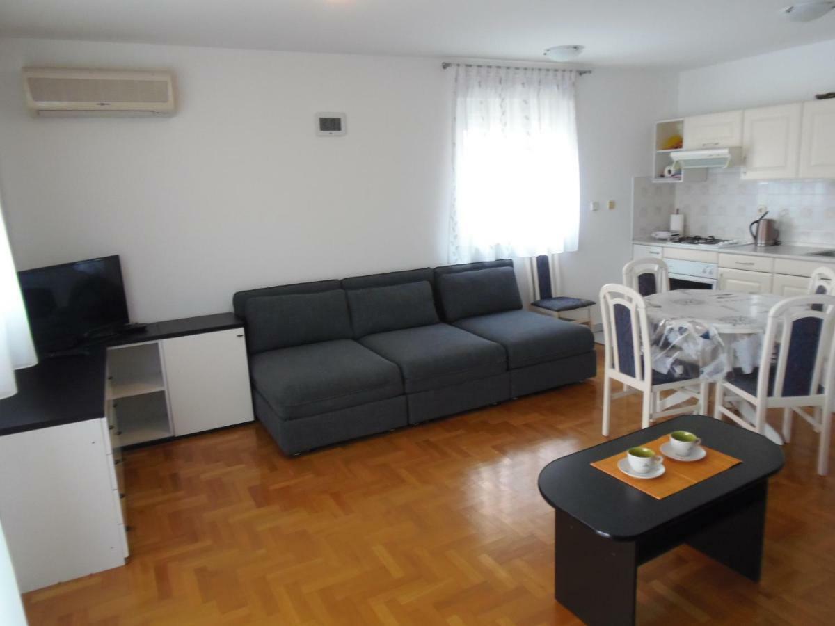 Apartment Dora พูลา ภายนอก รูปภาพ