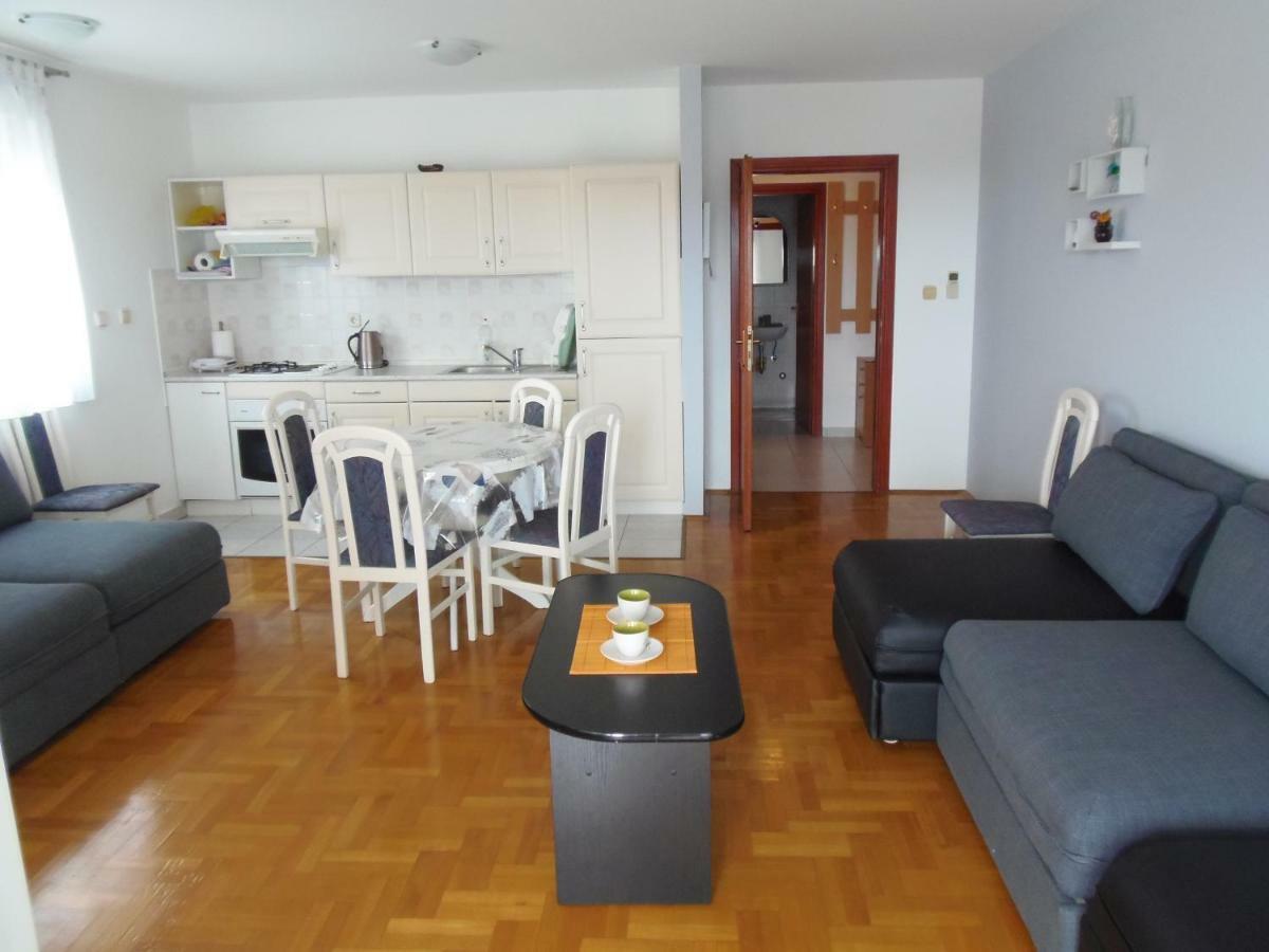 Apartment Dora พูลา ภายนอก รูปภาพ